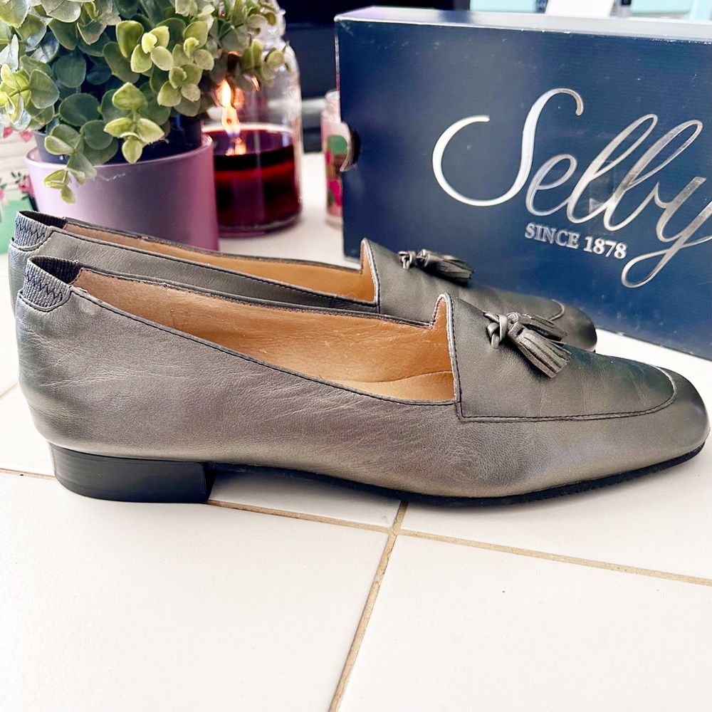 Selby Leather Tasseled Loafers in a Bronze Metallic Sz. 9.5 Narrow (3A)